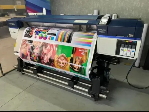 Impressora de grande formato em produção